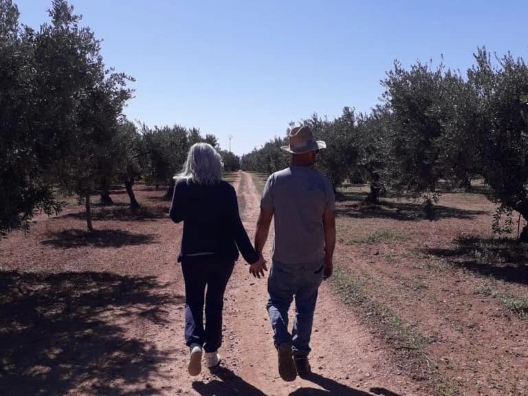 Vito e Grazia camminano tra gli ulivi — Aliviù