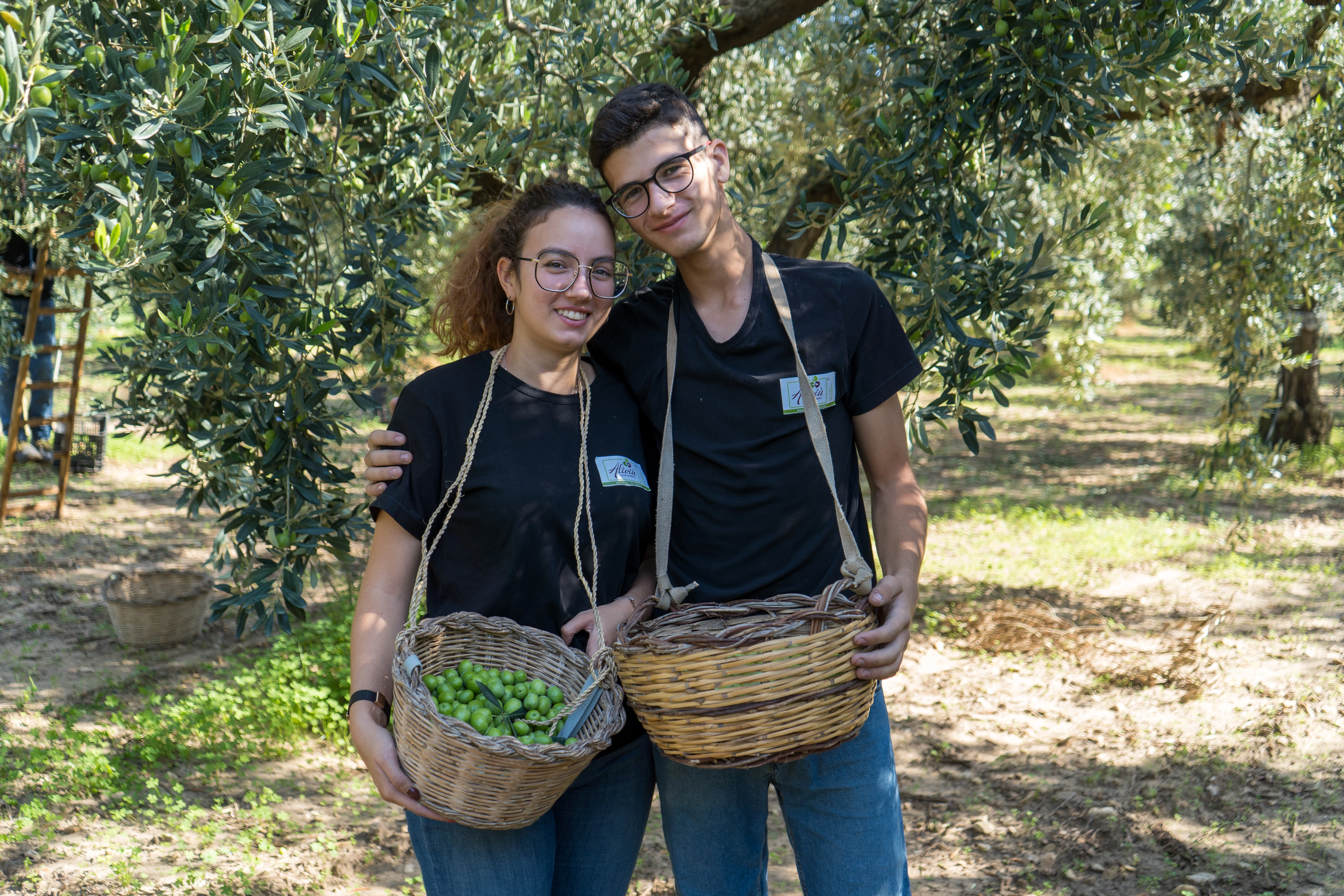 Maria Adelca e Leonardo con i cestini delle olive — Aliviù